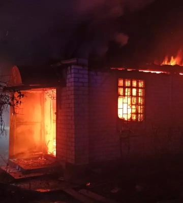 У Павлограді більше години горіла дача: фото