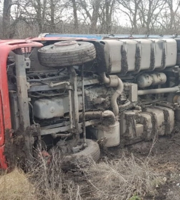 У Кропивницькому районі перекинулася вантажівка (ФОТО)