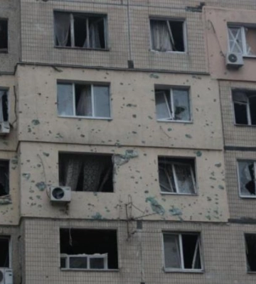 Мер Дніпра зустрівся з мешканцями зруйнованого ракетою будинку