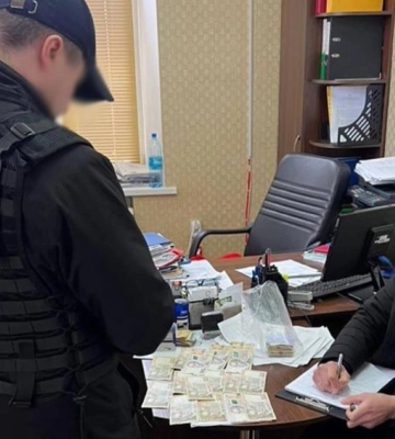 СБУ затримала на хабарі директора одного з вищих навчальних закладів Кропивницького
