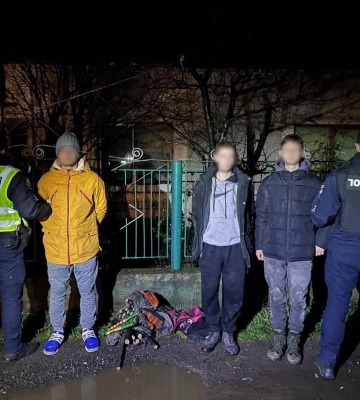 На Закарпатті затримали чоловіка та двох неповнолітніх юнаків, які крали кабель (ФОТО)