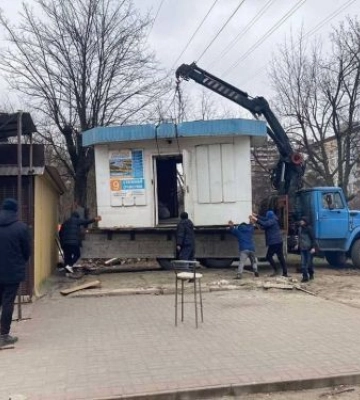 У промисловому районі Запоріжжя з вулиць прибрали незаконні кіоски - фото