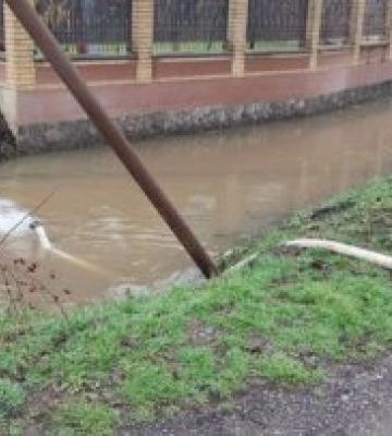 Підтоплено 11 дворогосподарств, зруйновано берегоукріплення дамби, зсунувся ґрунт біля будинку – наслідки негоди на Закарпатті