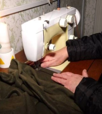 Кропивницьким волонтерам потрібна фурнітура та кошти на ремонт швейного обладнання, щоб зігріти військових (відео)