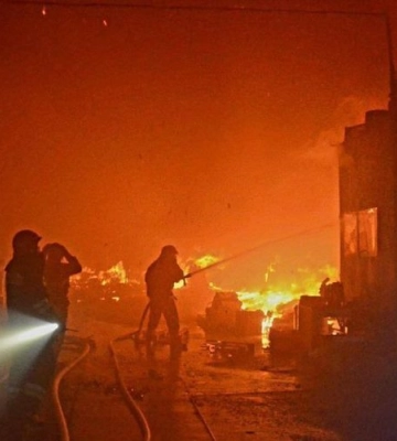 Во Львове произошел масштабный пожар на складе бытовой химии