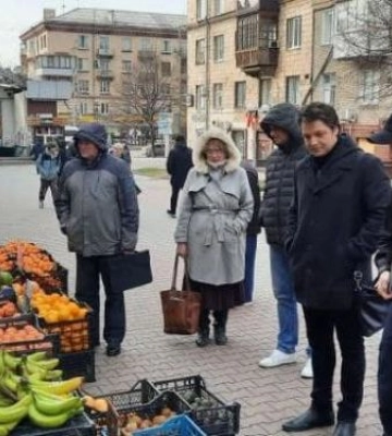 У центрі Запоріжжя на &quot;стометрівці&quot; незаконно торгували екзотичними фруктами - фото