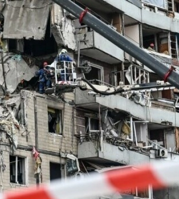 Мешканцям зруйнованого ракетою будинку Дніпра спишуть борги і виплатять до 2 млн грн