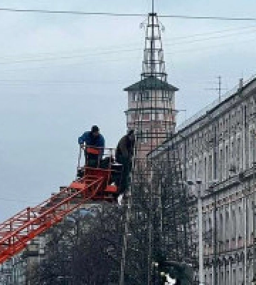 У Києві на Софійській площі почали розбирати головну ялинку