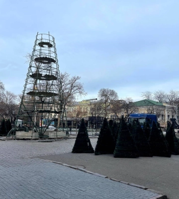 На Дерибасовской разбирают новогоднюю елку (фотофакт)