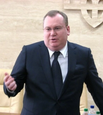 СМИ: Резниченко за бюджетные деньги арендует бесплатный склад у скандального застройщика