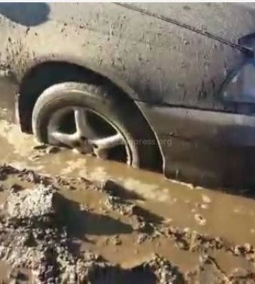 У Запоріжжі автівка застрягла у багнюці на парковці та не могла рушити з місця