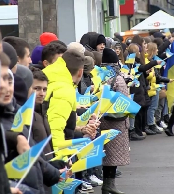 У вишиванках, з прапорами та патріотичними гаслами: школярі Рівного об`єдналися у ланцюг (ВІДЕО)