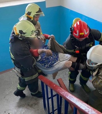 На Дніпропетровщині вогнеборці врятували пенсіонерку з палаючої квартири