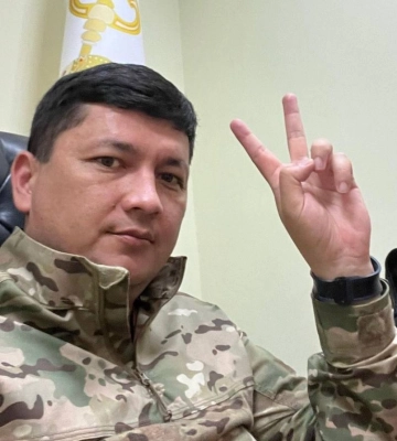Віталій Кім потішив шанувальників знімком з дружиною та маленьким сином