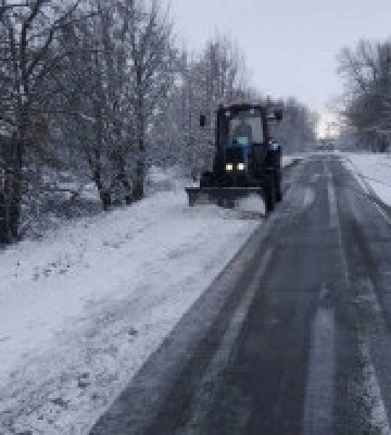 На Київщини автодороги обробляють від ожеледиці