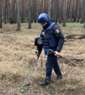 Піротехніки з Рівненщини знешкодили понад тисячу боєприпасів на Донеччині (ФОТО)