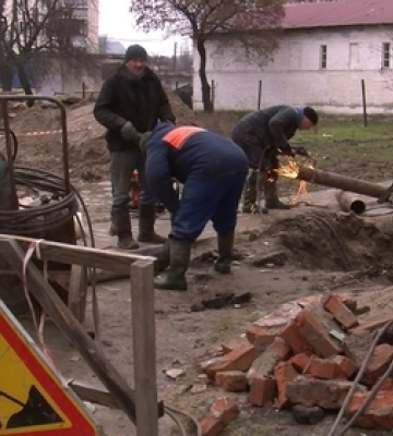 Один порив ліквідували, утворився – інший: у Луцьку два дні ремонтують теплову мережу