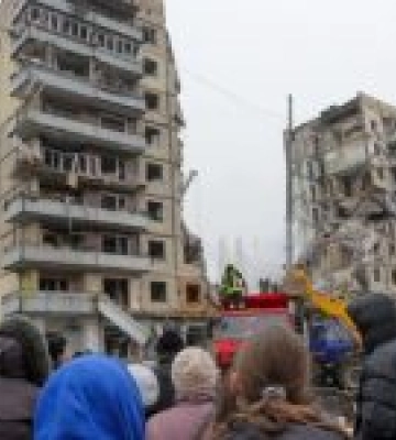 У Дніпрі після ракетного удару досі шукають 6 людей: стало відомо, де ще шукають. Відео