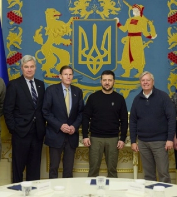 Зеленський обговорив із сенаторами США ситуацію на фронті та посилення санкцій проти рф