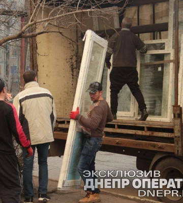 У Дніпрі встановлюють вікна у будинку на Перемозі, який зруйнував ракетний удар