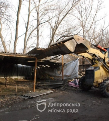 Не мали дозвільних документів: у Дніпрі демонтували незаконне місце паркування