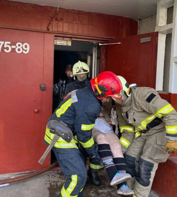 У Нікополі з вогню винесли стареньку