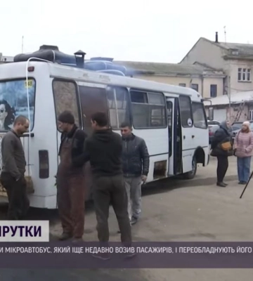 Душові кабіни та парильня: в Одесі маршрутку переобладнали на фронтову лазню
