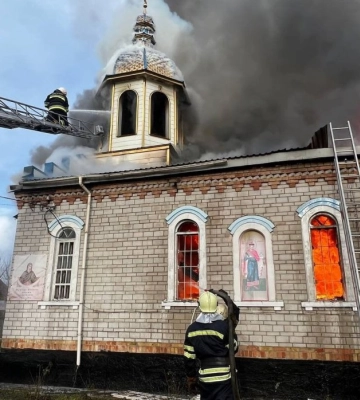 Під Києвом рятувальники понад дві години гасили церкву (ФОТО)