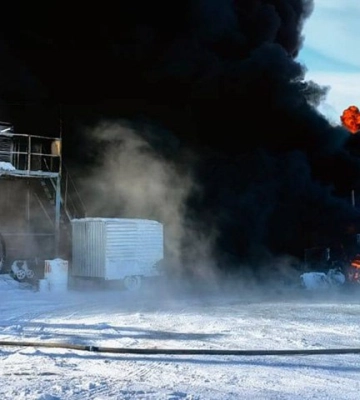&quot;Шикарно горят&quot;: в Иркутской области произошел масштабный пожар на нефтебазе (видео)
