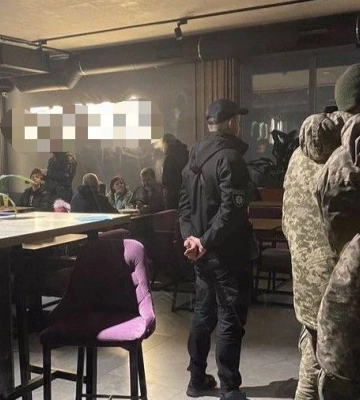 Повістка в піцерії: на Закарпатті військкомат навідався до одного із закладів харчування, — соцмережі
