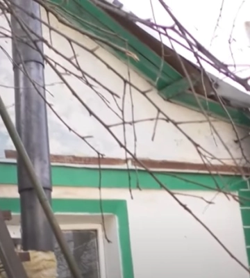 На Харківщині житель зруйнованого села утеплив димохід гільзами від снарядів