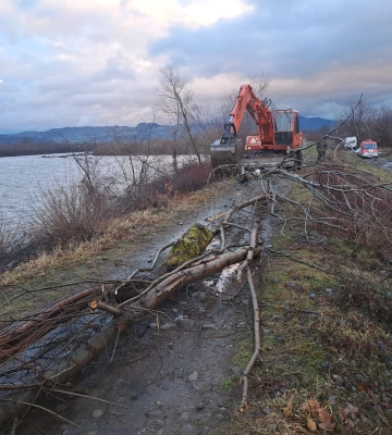 На Тячівщині аварійні бригади МУВГ та села Терново, рятували водозахисну дамбу від руйнації, а село від підтоплення