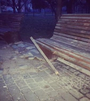 У головному парку спального району Запоріжжя вандали зламали лави - фото