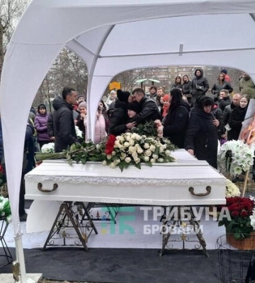 Катастрофа гелікоптера. Бровари прощаються з п&#039;ятирічною Міланою і її мамою (фото, відео)