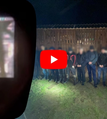 На Закарпатті прикордонники спіймали групу &quot;ухилянтів&quot; у супроводі жінки (ВІДЕО)
