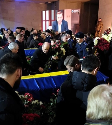Катастрофа в Броварах: в Киеве началась церемония прощания с руководством МВД (видео)