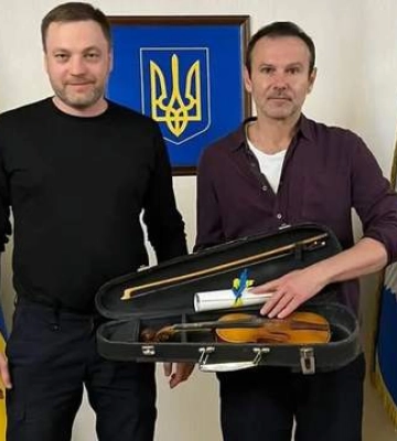 Из школы в Харькове – Вакарчук о подарке от Дениса Монастырского и последнем сообщении