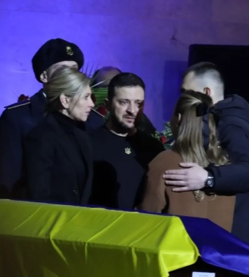 Зі сльозами на очах: Володимир та Олена Зеленські попрощалися із загиблим керівництвом МВС