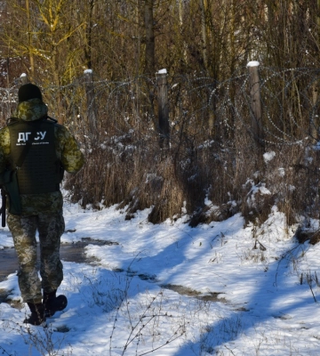 Дев&#039;ять чоловіків та жінку затримали закарпатські прикордонники неподалік кордону з Румунією