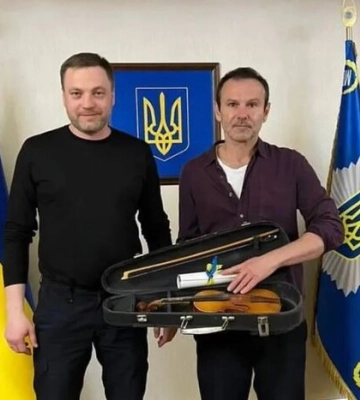 “Один з найбільш зворушливих за все життя”: Вакарчук розповів про привезений з Харкова подарунок від Монастирського
