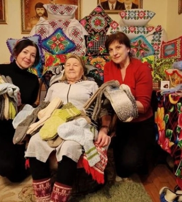 92-річна волинянка в&#039;яже теплі шкарпетки захисникам 