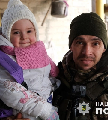 «Білі Янголи» передали дітям Красногорівки подарунки від дівчат-поліцейських