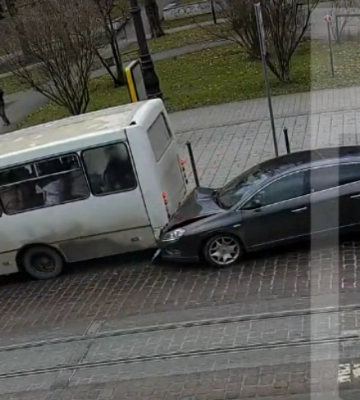 Як на вулиці Городоцькій у Львові автомобіль наздогнав автобус (відео)