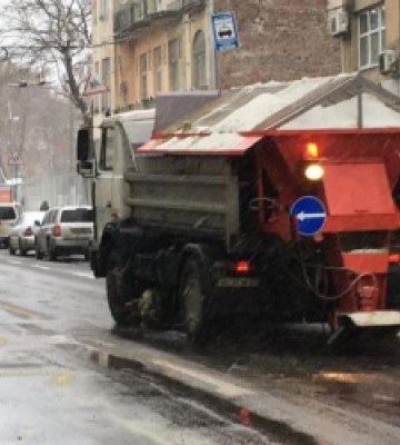 Вулиці Львова вночі прибирало майже 90 одиниць снігоприбиральної техніки