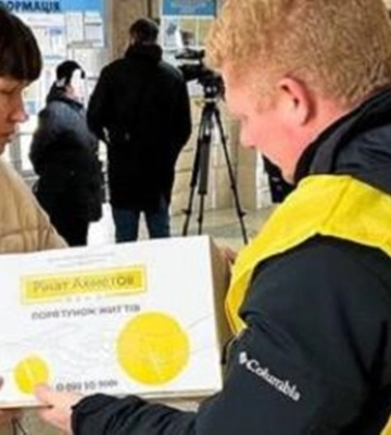 Мешканці будинку в Дніпрі, в який влучила ворожа ракета, отримали гуманітарну допомогу від Фонду Ріната Ахметова