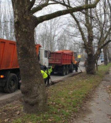 Київські комунальники допомогли прибрати у Херсоні сотні кубів сміття 