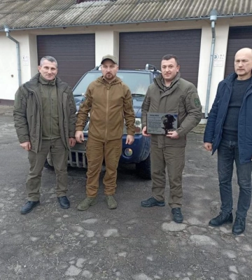Ще одне авто для ЗСУ: працівники лісгоспу на Рівненщини передали автомобіль