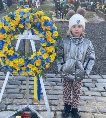 Донечка вірить, що тато бачить її з неба: уродженка Волині просить присвоїти звання Героя України синові Тарасу Чайці