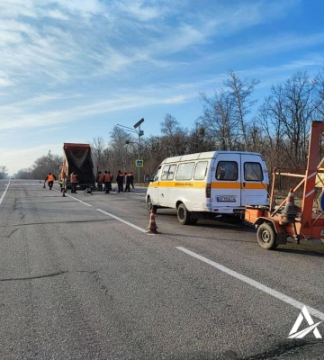 Біля Харкова взимку “латають” дорогу 
