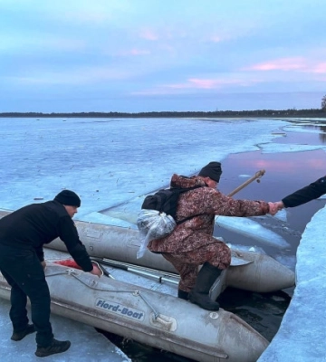 В Вышгороде спасатели сняли с дрейфующей льдины 11 рыбаков. Появилось видео